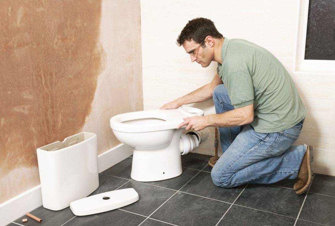 Простые шаги по установке унитаза на туалете