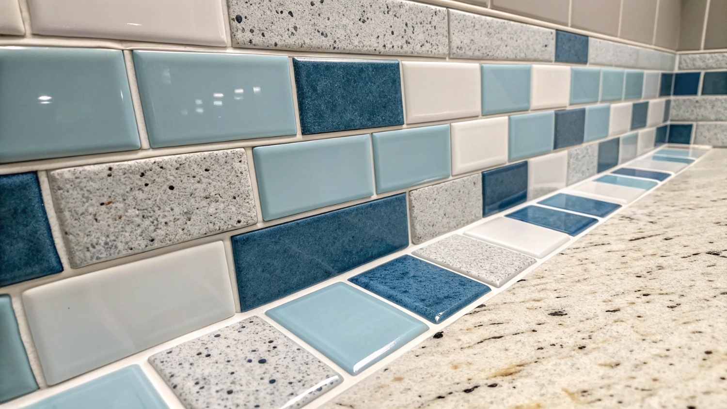 Керамическая плитка и керамогранит для санузла: практичные решения